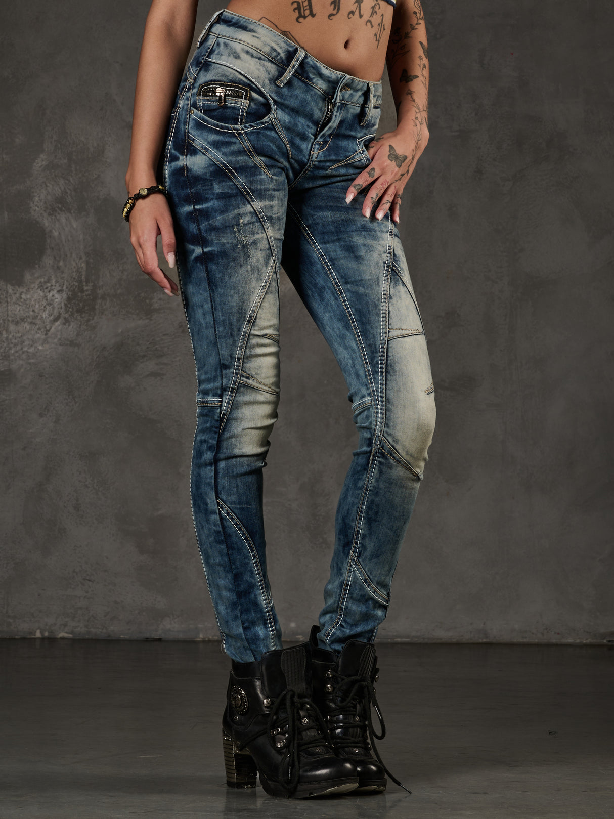 WD175 women Slim-Fit jeans with decorative stitching in Straight Fit
