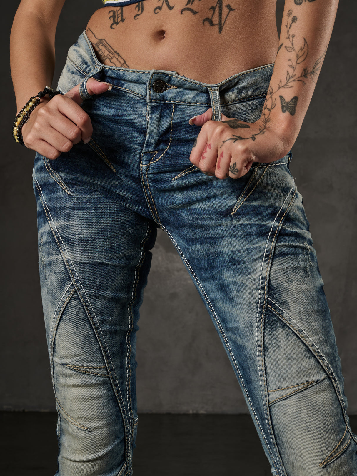 WD175 women Slim-Fit jeans with decorative stitching in Straight Fit