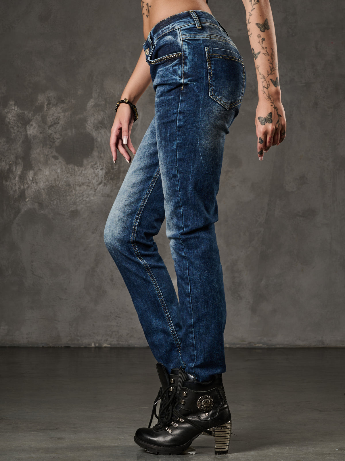WD460 women Slim-Fit jeans with subtle wash and cool rivets