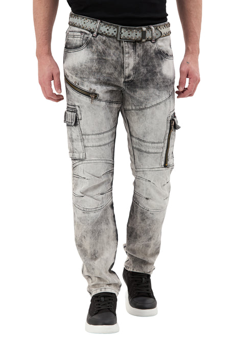 Jeans comodi CD679 in un look usato alla moda