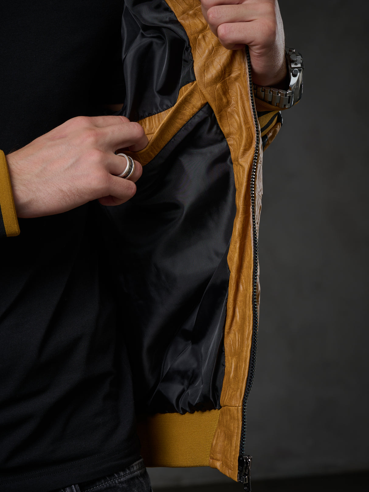 CJ284 men's synthetic leather jacket hooded in a cool look