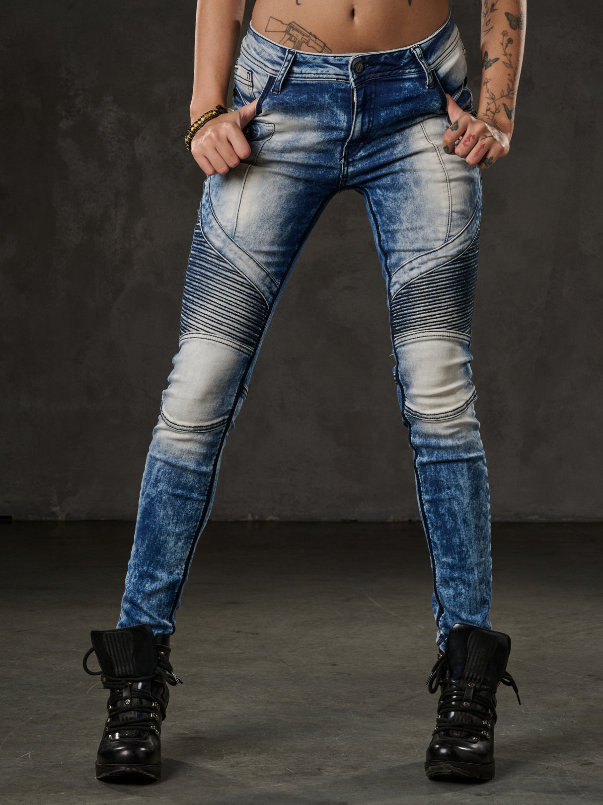 WD361 women Slim-Fit jeans with fashionable acid-wash details in Skinny-Fit