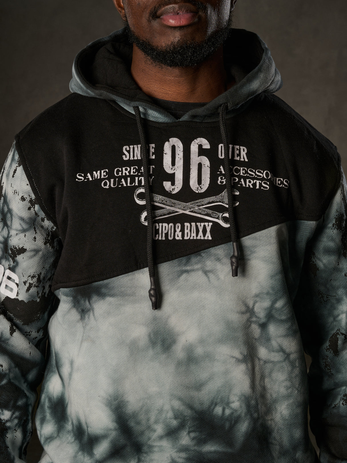 CL593 Herren Hoodie Sweatshirt – Schwarz-Blauer Kapuzenpullover mit Kontraststreifen & Fronttasche | Sportlicher Streetwear-Look für Alltag & Freizeit