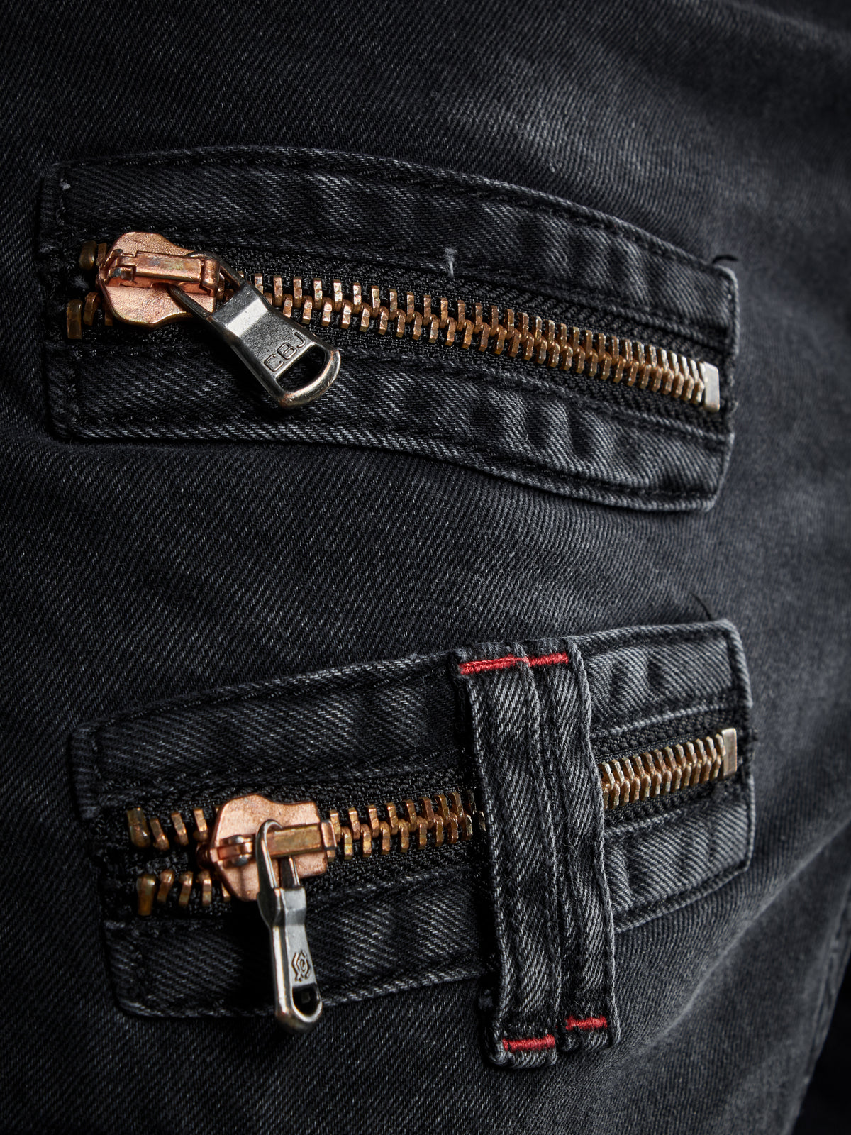 CD798 Jeans de hombre con detalles de cuero