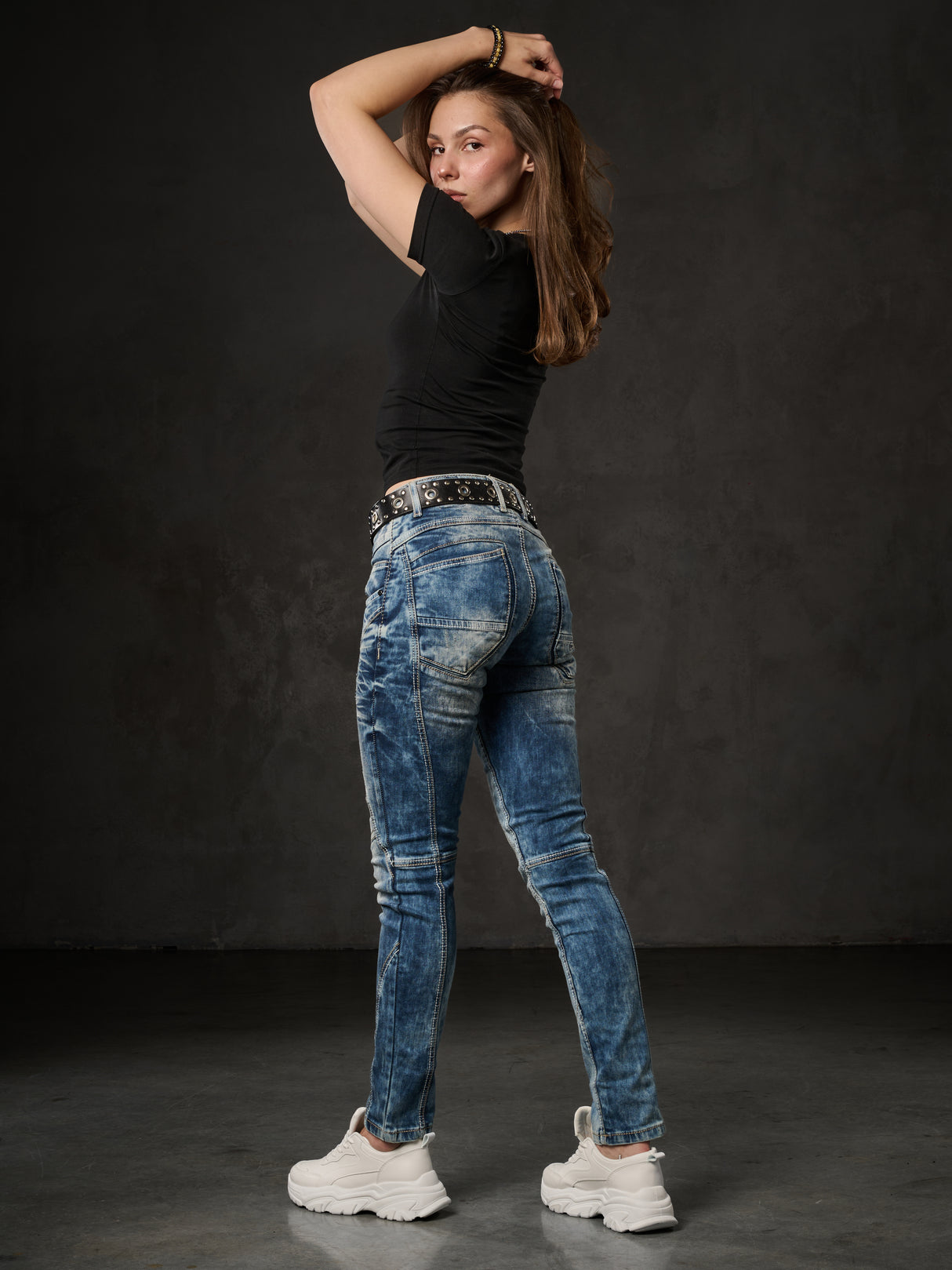 WD175 Damen Slim-Fit-Jeans mit Ziernähten in Straight Fit