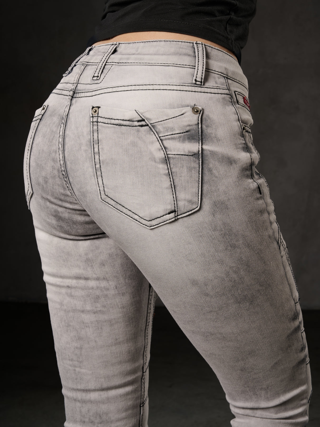 WD501 Damen Jeans Slim-fit mit Ziernähten Zippern und Markenlogo