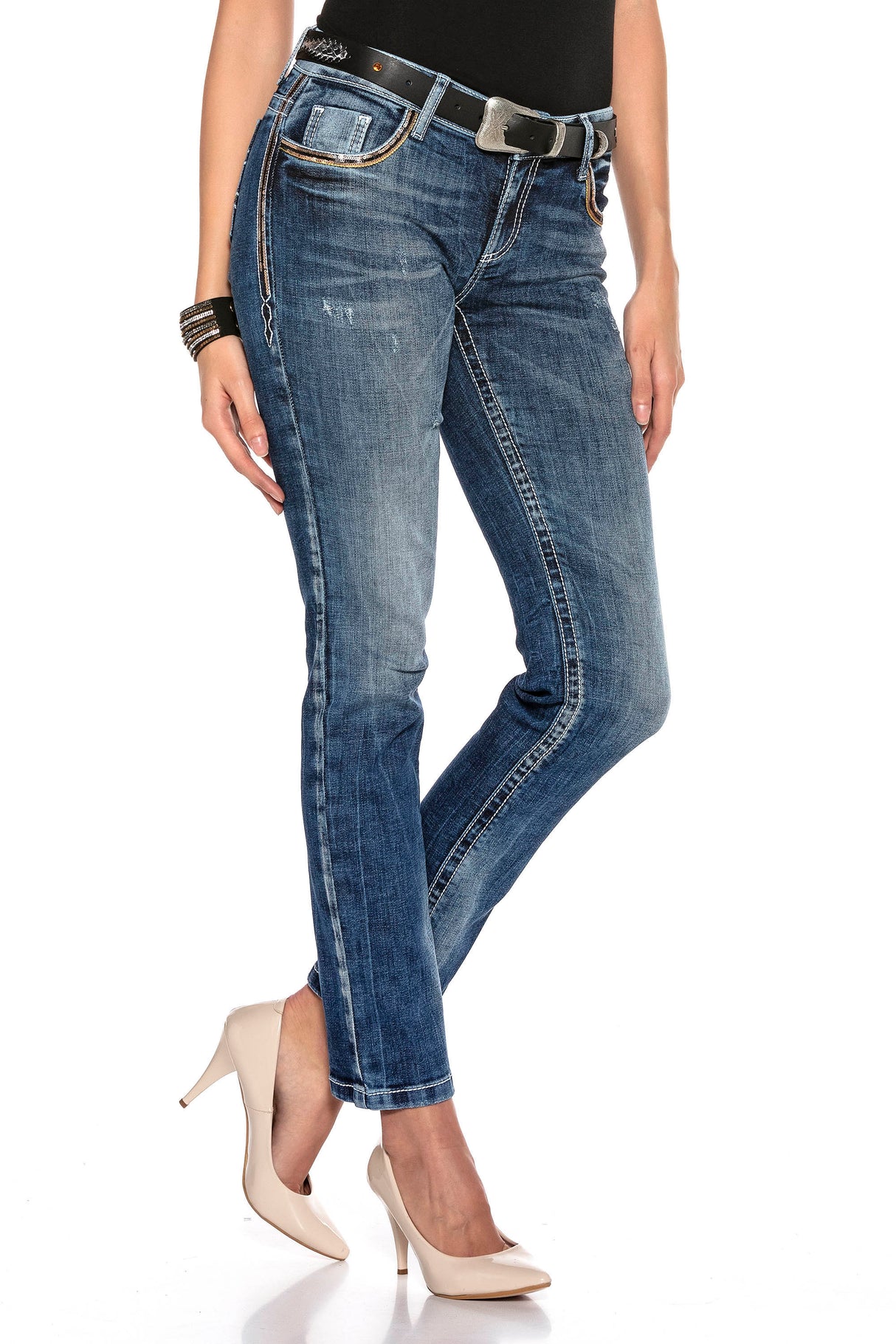 WD402 Women Comfortable Jeans with embroidery on the buttocks in Straight-Fit