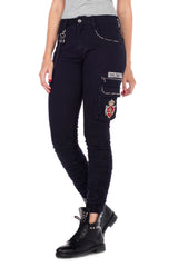 WD354 Jean tube féminin avec sac de chargement, rivets et patchs en ajustement slim