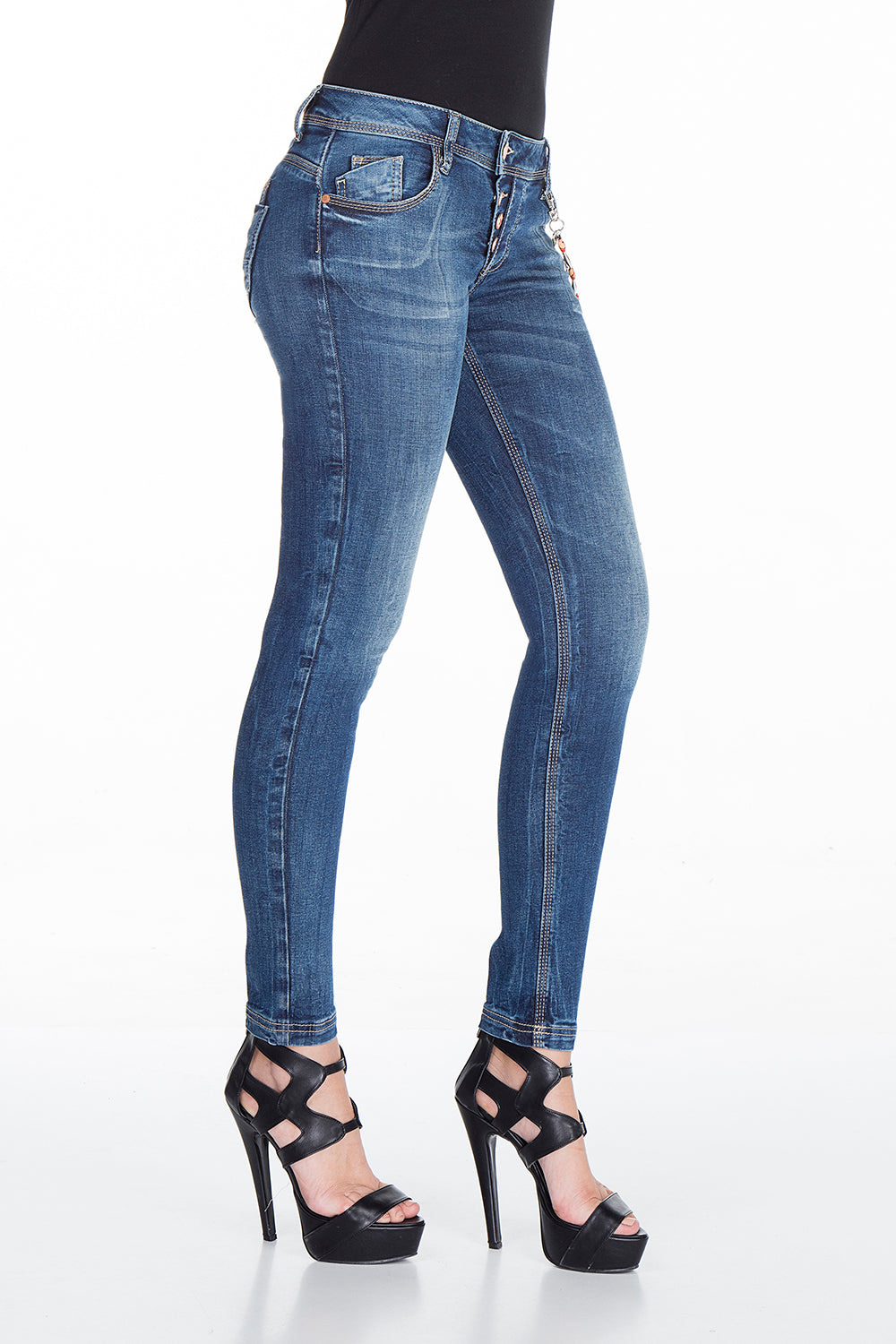 WD311 Jeans de tube féminin avec une plaquet de bouton extravagant dans le slim-ats