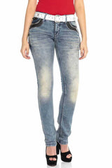 WD421 Women Slim-Fit Jeans con un stock de remaches