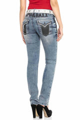 WD421 Women Slim-Fit Jeans con un stock de remaches