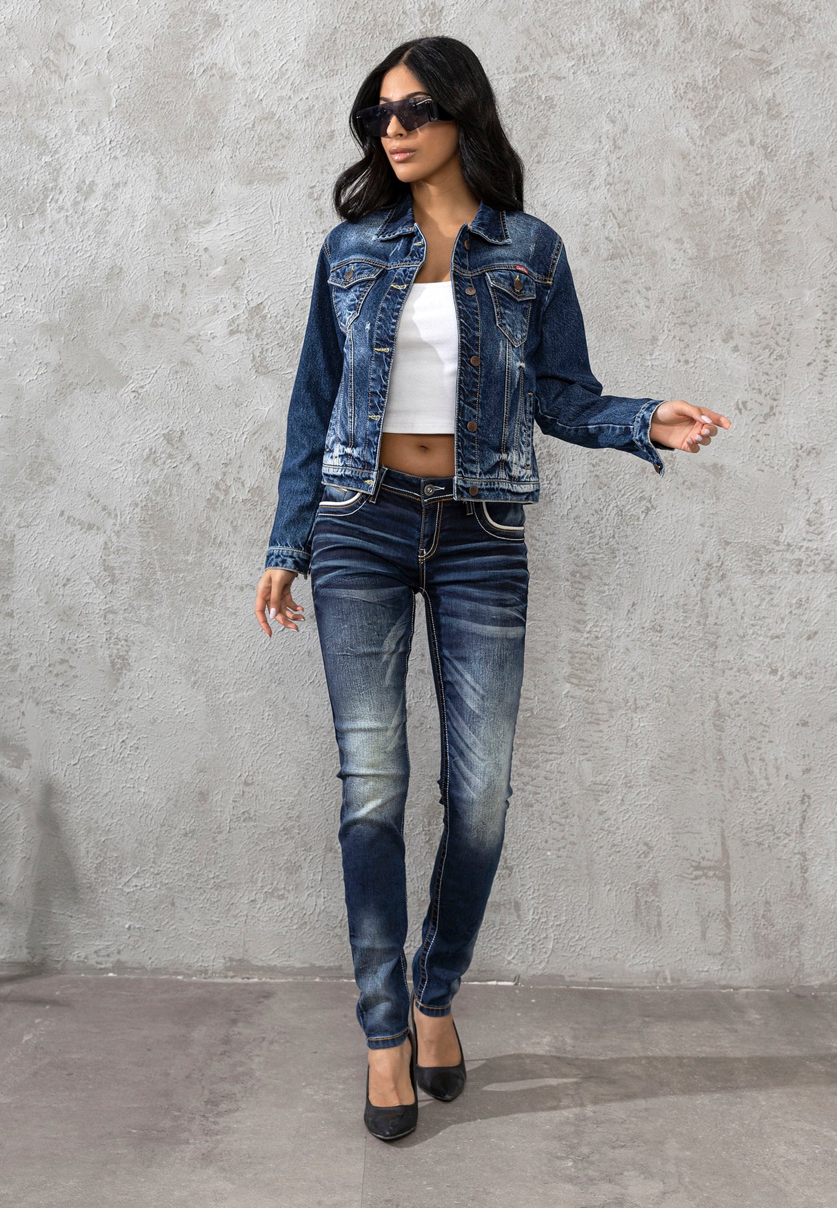 WD256 Jeans femme coupe slim avec poches brodées