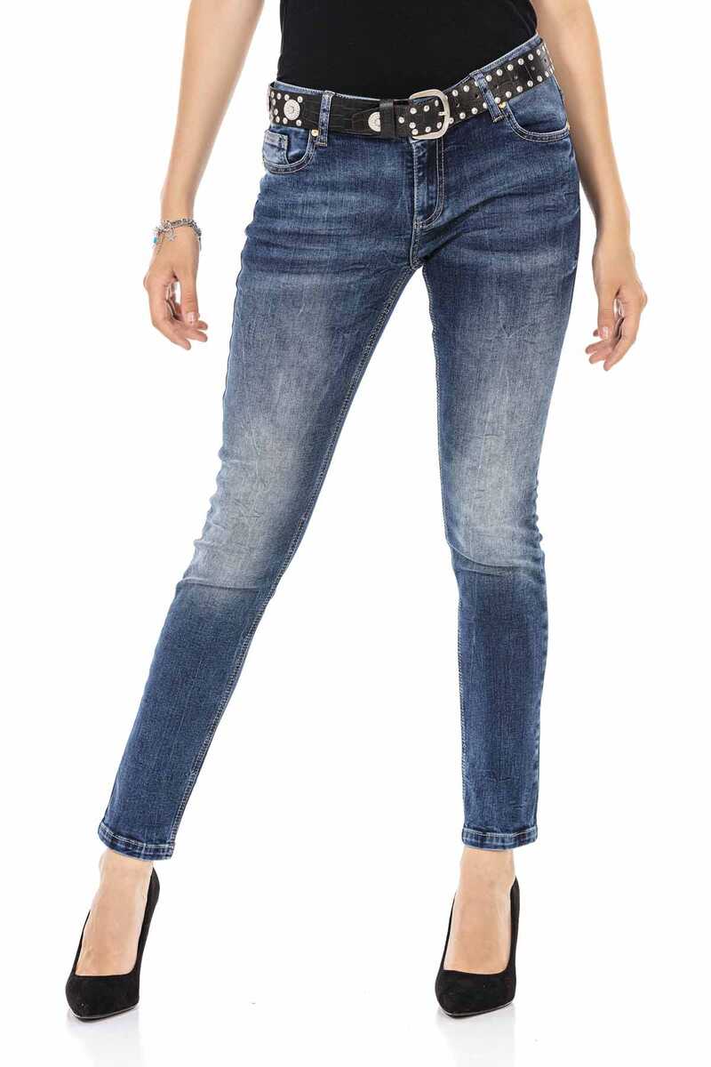 WD471 Women Slim-Fit Jeans en el clásico diseño de 5 bolsillos