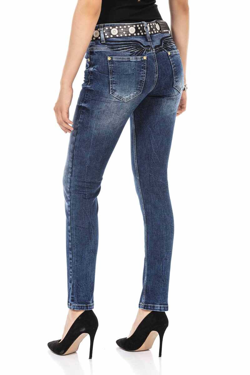 WD471 Women Slim-Fit Jeans en el clásico diseño de 5 bolsillos