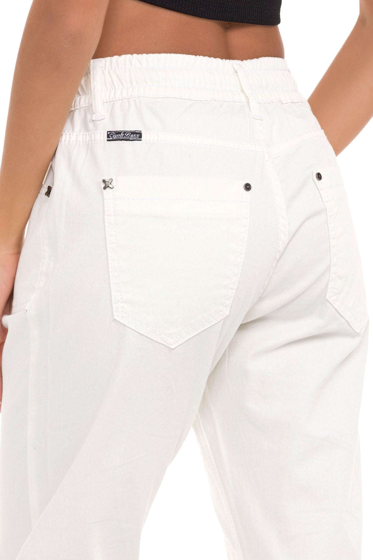 Pantaloni da donna WD508 in un look insolito