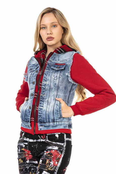 WJ191 Women Jeans Jacket en un aspecto deportivo