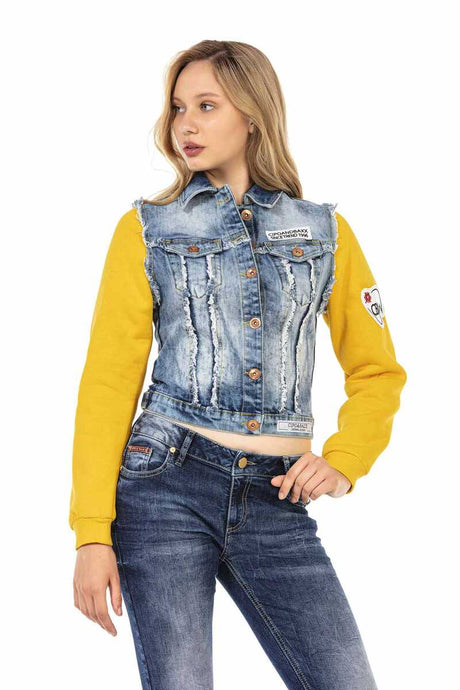 Giacca jeans WJ192 Women in un look sportivo